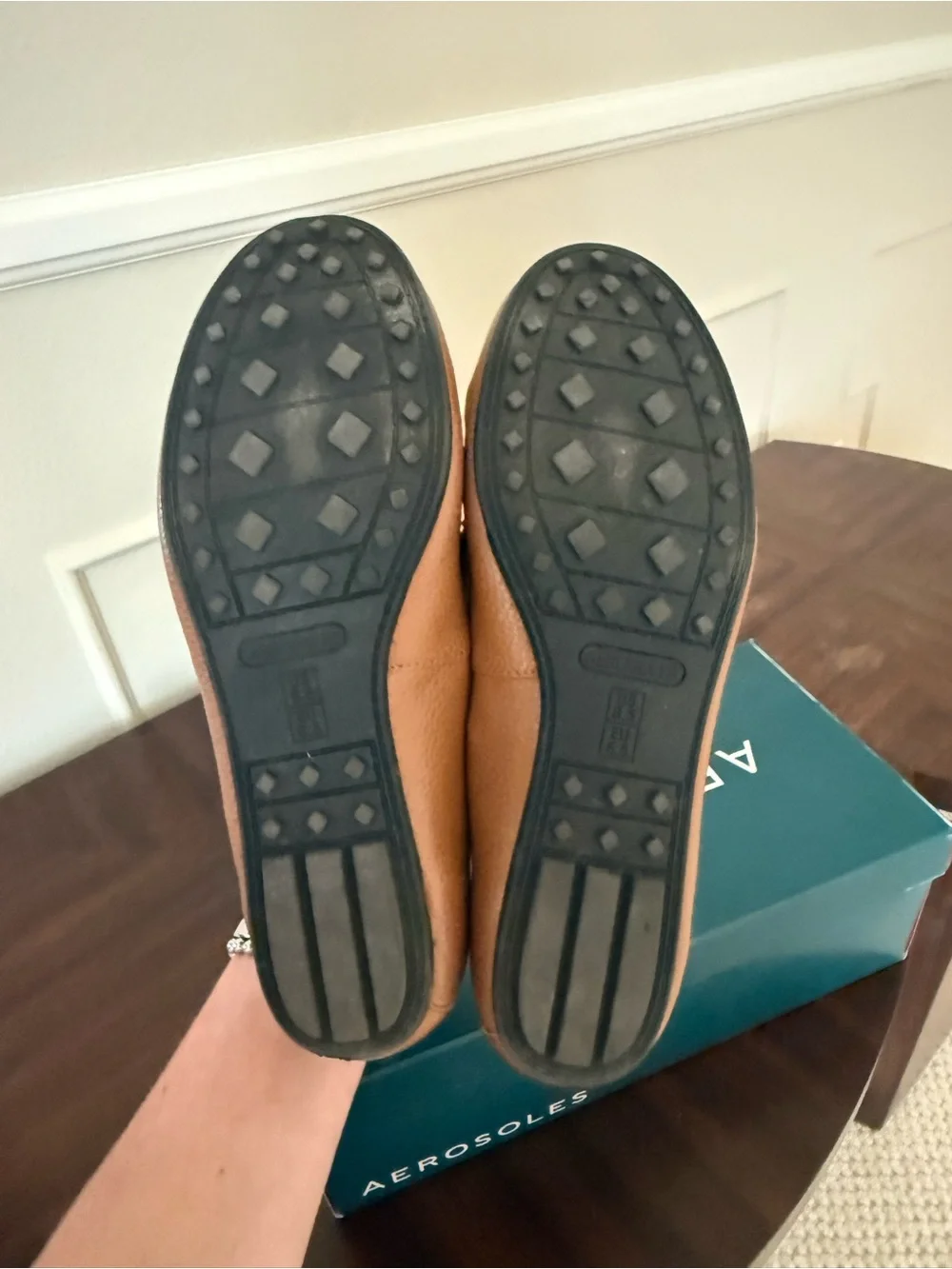 AEROSOLES timeless style